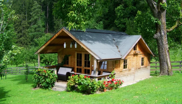 Casa de madeira no campo