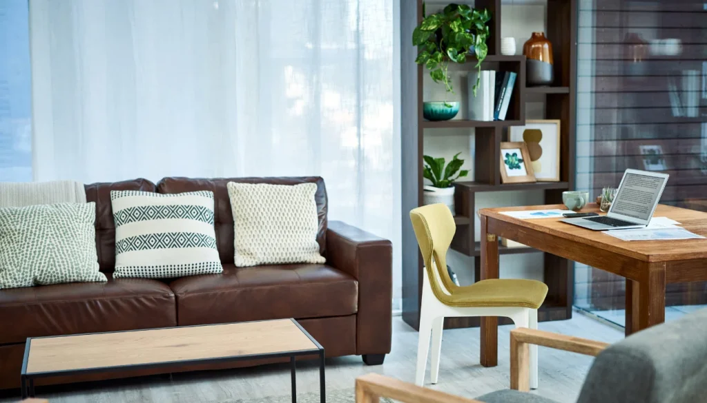 Foto de uma sala multifuncional com sofa e mesa para computador