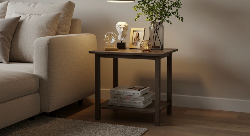 Mesa lateral decorada com esculturas, porta-retratos e vasos em uma sala moderna e aconchegante.