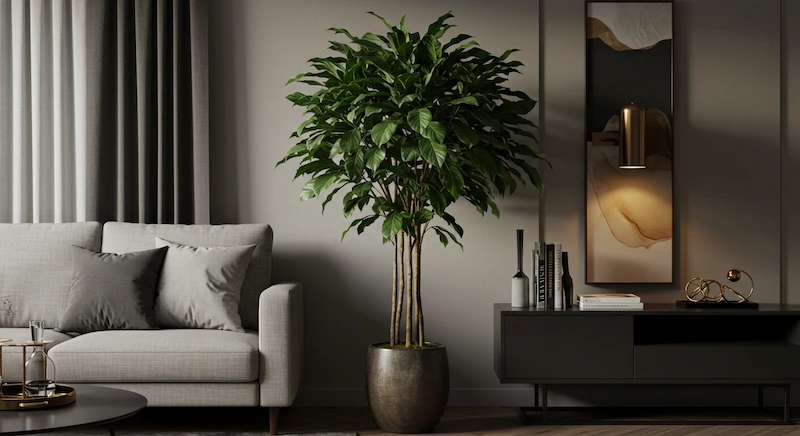 Planta artificial premium com folhas realistas e acabamento sofisticado, posicionada em área de destaque da sala de estar moderna, valorizando o ambiente com elegância.