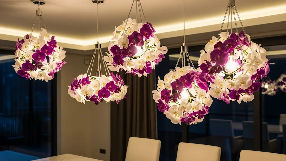 Luminárias modernas integradas com orquídeas naturais em um ambiente contemporâneo